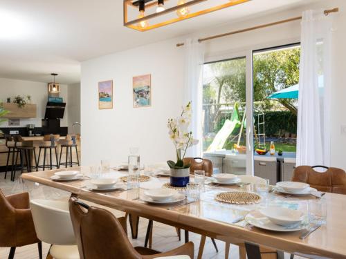 une salle à manger avec une grande table et des chaises en bois dans l'établissement Holiday Home La perle bleue by Interhome, à Cancale