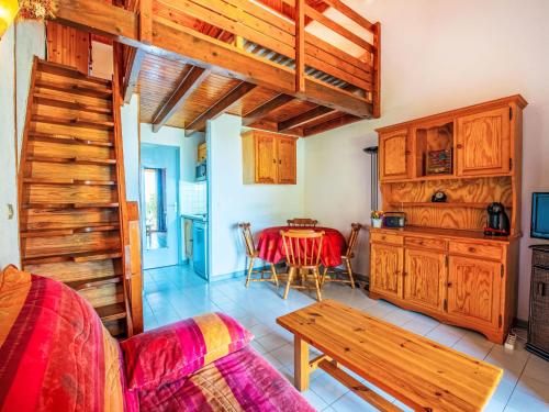 un salon avec une table et une salle à manger dans l'établissement Studio Les Villas de Cavalaire-2 by Interhome, à Cavalaire-sur-Mer