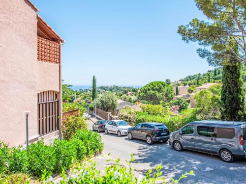 un groupe de voitures garées dans une rue à côté d'un bâtiment dans l'établissement Studio Les Villas de Cavalaire-2 by Interhome, à Cavalaire-sur-Mer
