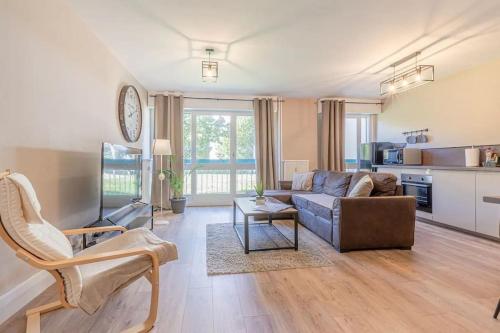 un salon avec un canapé et une table dans l'établissement Le Pompidou 3 pièces à 2 min de la gare, à Metz