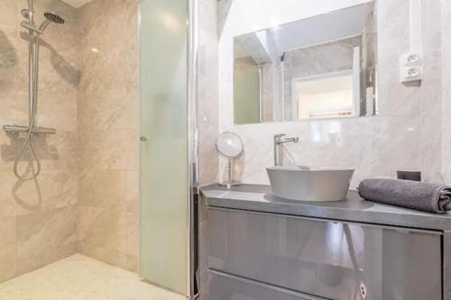 a bathroom with a sink and a shower at Le Pompidou 3 pièces à 2 min de la gare in Metz