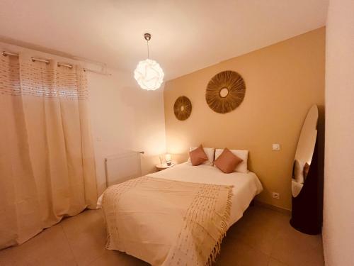 Ένα ή περισσότερα κρεβάτια σε δωμάτιο στο L'AMOUREUX DE NIMES : P3 + parking privé