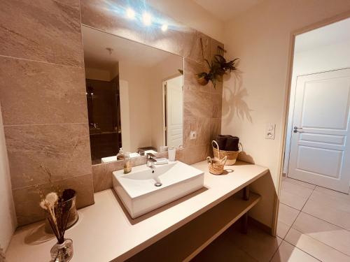 Ένα μπάνιο στο L'AMOUREUX DE NIMES : P3 + parking privé