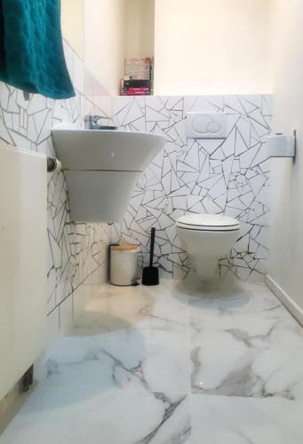 Une chambre à Paris 20eme avec un petit jardin