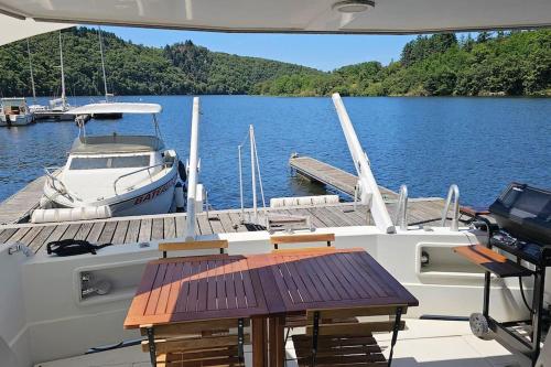 a boat is docked at a dock in the water at Nuits insolites sur un bateau 12m en pleine nature in Bully