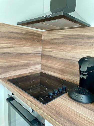 d'un comptoir de cuisine avec plaques de cuisson. dans l'établissement Appartement La Dolce Vita T3 Hyper centre, à Orléans