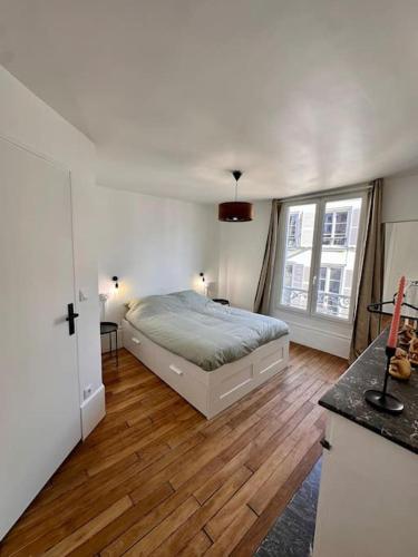 une chambre avec un lit et un parquet dans l'établissement Appartement La Dolce Vita T3 Hyper centre, à Orléans