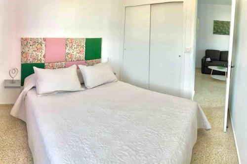 ein Schlafzimmer mit einem großen Bett mit weißer Bettwäsche in der Unterkunft Precioso apto vistas panorámicas Océano Atlántico in Las Galletas