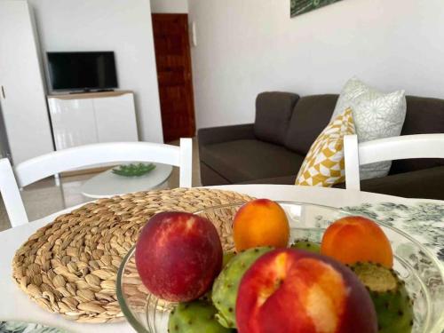 eine Glas Obstschale auf einem Tisch in der Unterkunft Precioso apto vistas panorámicas Océano Atlántico in Las Galletas