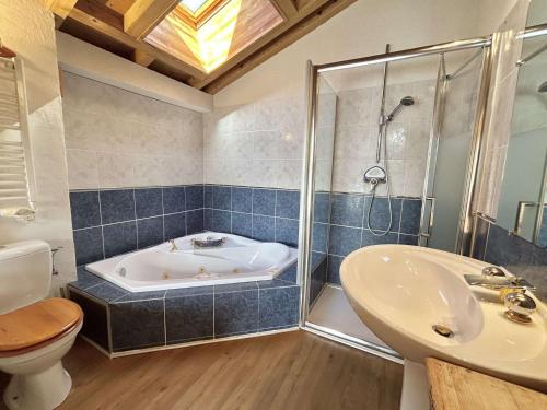 代米考迪亚Appartement Duplex 2 pièces, 4 couchages, proche pistes de ski, garage, Demi-Quartier - FR-1-597-16的带浴缸、马桶和水槽的浴室