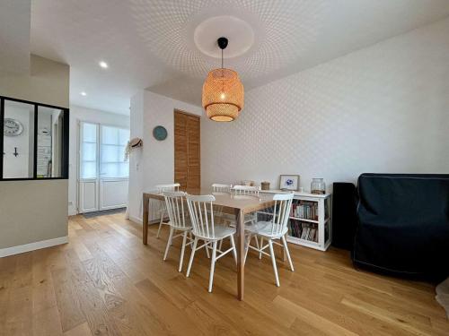 une salle à manger avec une table et des chaises dans l'établissement Maison rénovée avec cour, 6 pers, Saint-Denis-d'Oléron - FR-1-246A-332, à Saint-Denis-dʼOléron