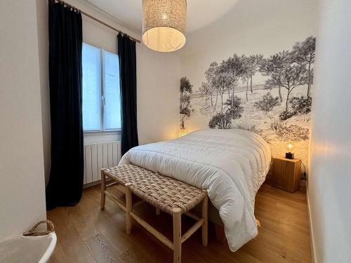 une chambre avec un lit et un banc dans l'établissement Maison rénovée avec cour, 6 pers, Saint-Denis-d'Oléron - FR-1-246A-332, à Saint-Denis-dʼOléron