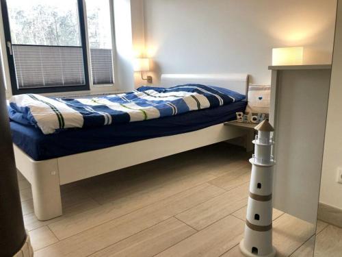 een slaapkamer met een bed en een raam bij Beach apartment Prora Captain in Prora