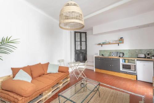 un salon avec un canapé et une cuisine dans l'établissement 5CAP Cocon cosy pour 2 au catalan 5capdes, à Marseille