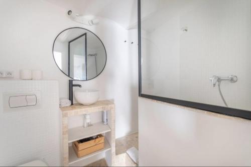 une salle de bain avec un lavabo et un miroir dans l'établissement 5CAP Cocon cosy pour 2 au catalan 5capdes, à Marseille