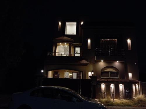 un edificio con un coche aparcado delante de él por la noche en Full Furnished House Entire Place No Sharing, en Rāmkot