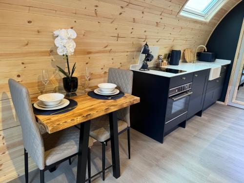 Η κουζίνα ή μικρή κουζίνα στο Primrose Glamping Pods