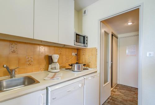 a kitchen with a sink and a counter top at Résidence Pierre et Vacances Le Port in Hyères