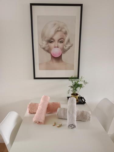 - une table avec deux serviettes et une photo d'une femme dans l'établissement 