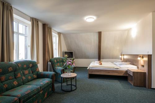 Postel nebo postele na pokoji v ubytování Valašský Hotel a Pivní lázně OGAR