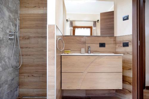 ein Badezimmer mit Waschbecken und Spiegel in der Unterkunft Sole tra le Cime - Trepalle in Livigno