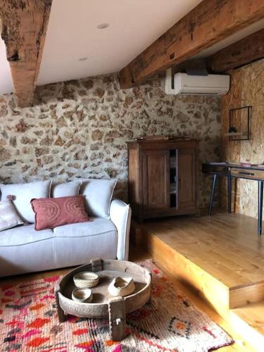 un salon avec un canapé et une table dans l'établissement Le Loft Cosy - Centre ville - Cadre Royal, à Sète