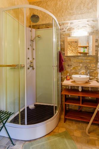 une salle de bain avec douche et lavabo dans l'établissement Moulin St Pierre bord de Rivière, à Limoux