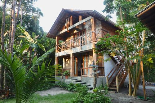 a house in the middle of a forest at Estudio Lirios seu cantinho ecológico na natureza in Marau