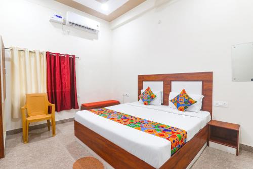 Postel nebo postele na pokoji v ubytování FabHotel Shree Venkatesh Nileyam