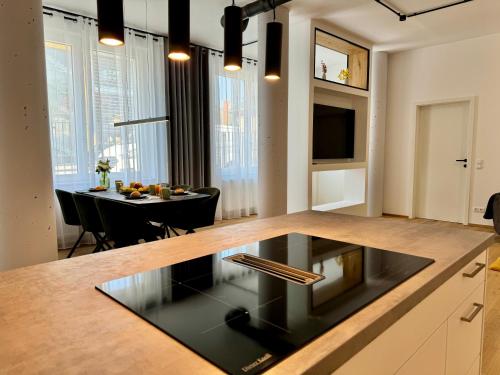 una cucina con tavolo e una sala da pranzo di The Loft a Gmunden