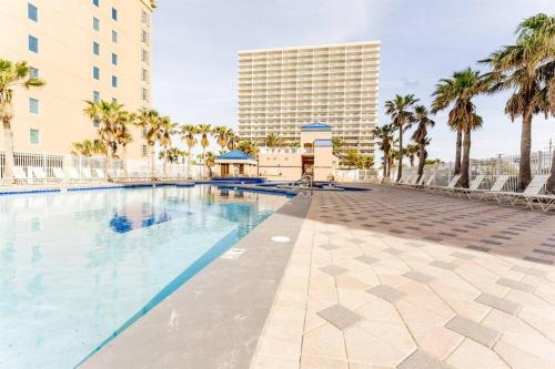 Der Swimmingpool an oder in der Nähe von 10th Floor Crystal Tower 2 Bedroom Condo with 2 Outdoor Pools, Lazy River, Heated Indoor Pool, and Direct Beach Access