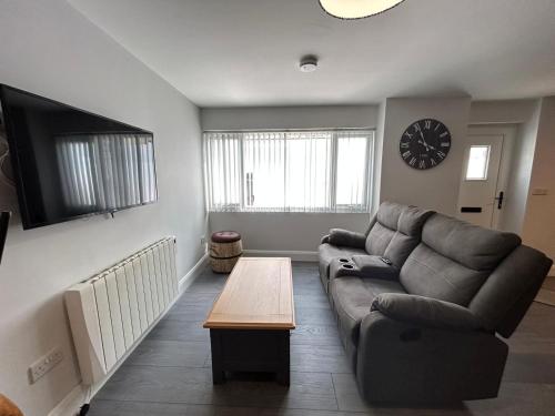 TV a/nebo společenská místnost v ubytování Riverside Apartment