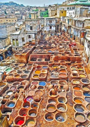 a large group of sinks sitting on the ground at Appartement Atlas City Center 2 in Fès