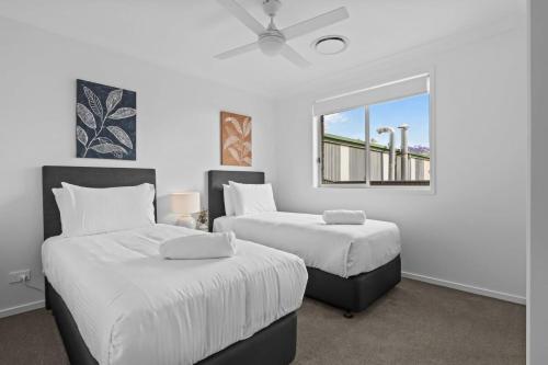 a bedroom with two beds and a window at Wine Down 700m walk to Cessnock CBD in Cessnock