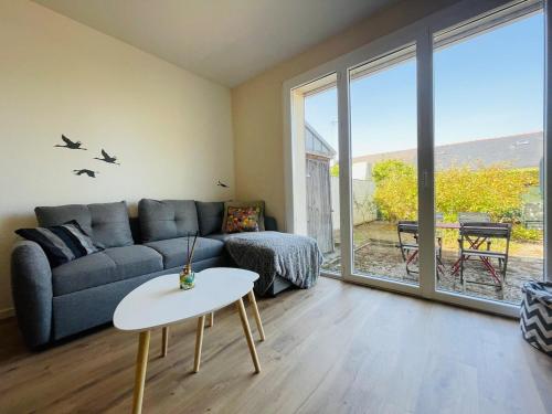 un salon avec un canapé et une table dans l'établissement Casa Spacieuse, à Angers
