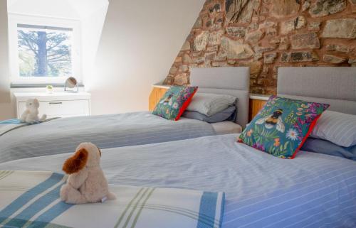 Una cama o camas en una habitación de 9 Achnacloich