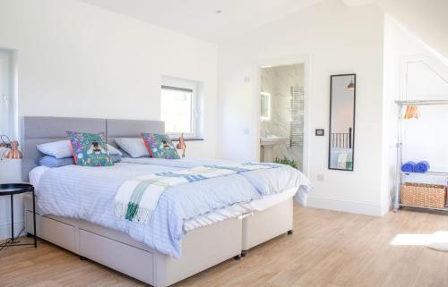 Una cama o camas en una habitación de 9 Achnacloich