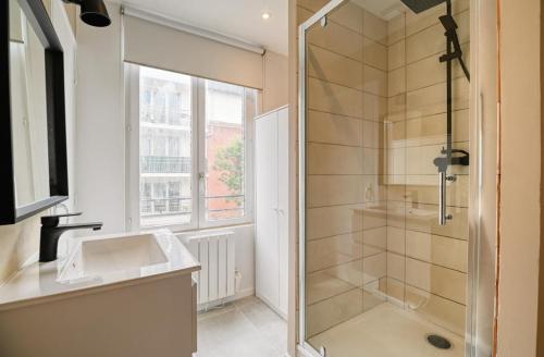 une salle de bain avec douche et lavabo dans l'établissement Le Grand Bammeville -- 337, à Rouen