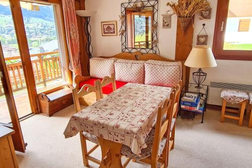 un salon avec une table et un canapé dans l'établissement Exceptional view of village and mountain, à Megève