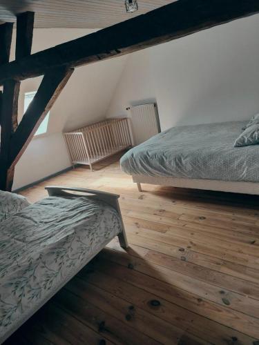 deux lits dans une chambre avec parquet dans l'établissement At Dream appartement, à Bergues