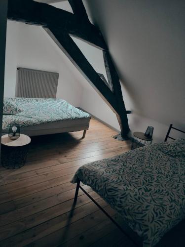 une chambre avec deux lits et un parquet dans l'établissement At Dream appartement, à Bergues