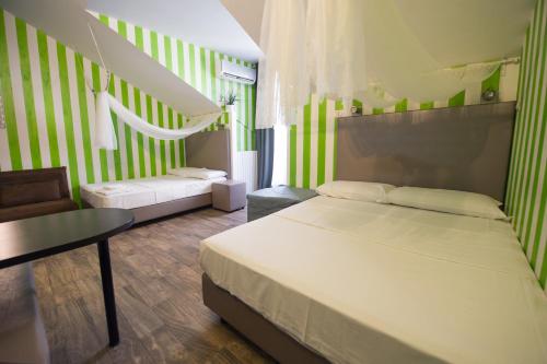 Amazing Attic max 10 People with Parking & Wifi, Near to 3 Tram Lines and to the Metro - well connected to Airports and to the Train Station