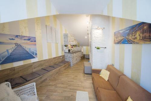 Amazing Attic max 10 People with Parking & Wifi, Near to 3 Tram Lines and to the Metro - well connected to Airports and to the Train Station