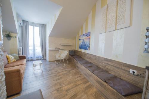 Amazing Attic max 10 People with Parking & Wifi, Near to 3 Tram Lines and to the Metro - well connected to Airports and to the Train Station