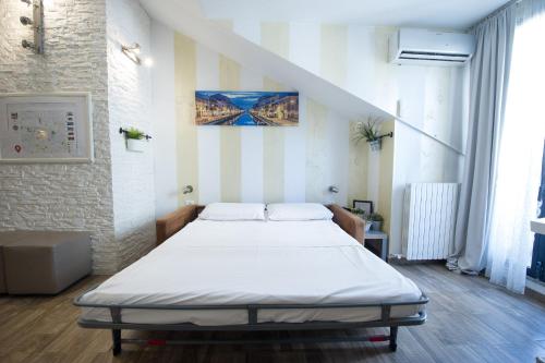 Amazing Attic max 10 People with Parking & Wifi, Near to 3 Tram Lines and to the Metro - well connected to Airports and to the Train Station