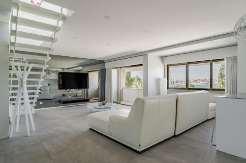 River Town View - Luxury Apartment with Jacuzzi on Terrace