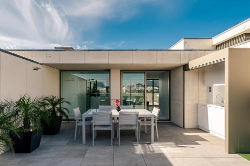 River Town View - Luxury Apartment with Jacuzzi on Terrace