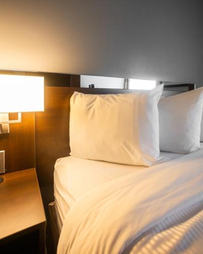 Katil atau katil-katil dalam bilik di Microtel Inn & Suites by Wyndham Mont Tremblant