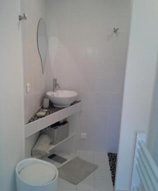 une salle de bain blanche avec un lavabo et des toilettes dans l'établissement Baie du Mont-Saint-Michel et Côte Normande - Les Secrets du Rivage, à Saint-Pair-sur-Mer