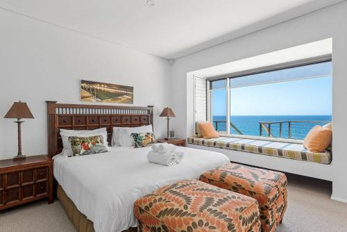 Llit o llits en una habitació de Spectacular Ocean Front home With Pool
